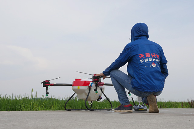 拓寬了無人機用途的無限可能：在空中能用來擋住飛鳥，給樹授粉、噴灑農(nóng)藥、調(diào)查降雪來預測供水量、監(jiān)測灌溉情況或者種、收莊稼的情況。