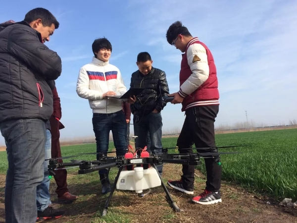 無人機駕駛員指的是通過遠程控制設(shè)備，駕駛無人機完成既定飛行任務(wù)的人員。