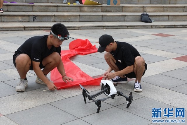 南昌航空大學出動無人機為老師送祝福