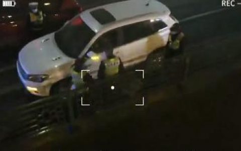 貴陽交警黑科技登場！無人機夜間抓捕酒駕闖關違法車輛