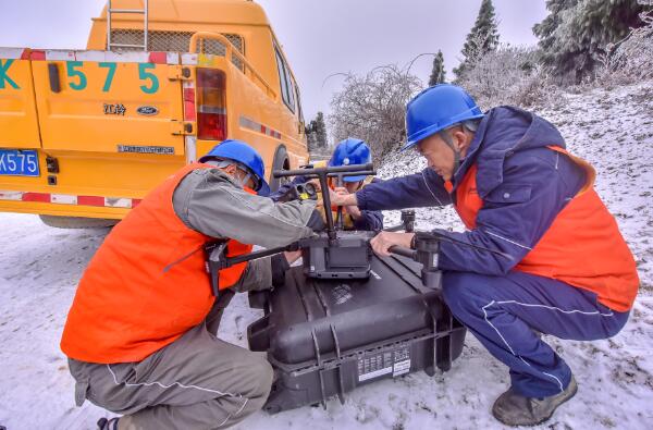 涪陵電力公司雪中無(wú)人機(jī)巡線