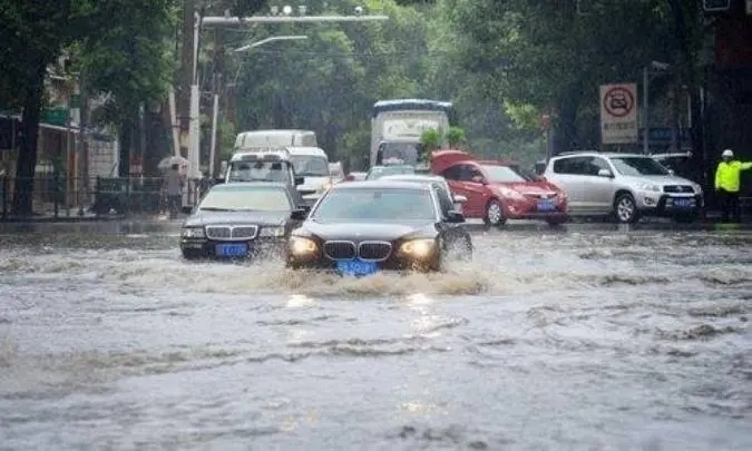 鄭州暴雨預(yù)警后，高架上停滿了車，市民稱上次大雨心里有陰影