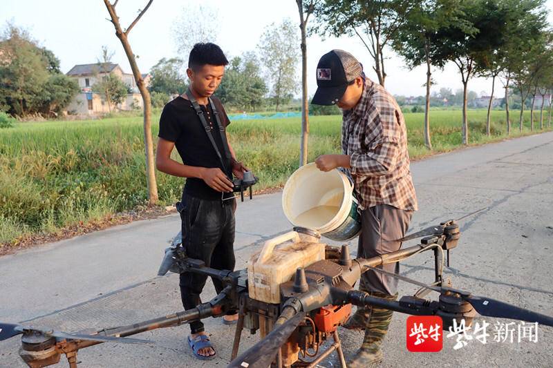 “會(huì)飛的噴霧器”：一只“大黃蜂”一天能噴灑500畝地，每畝只要10元錢(qián)