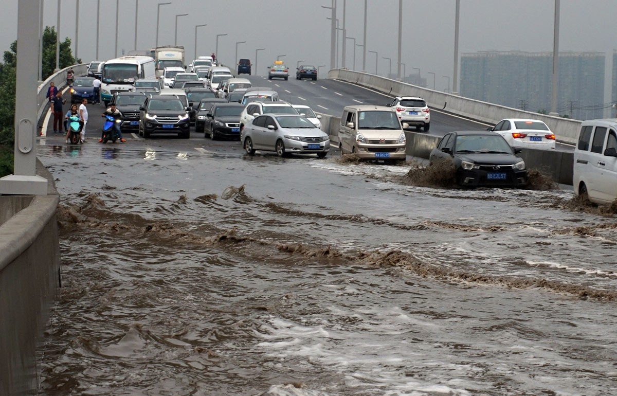 鄭州暴雨預(yù)警后，高架上停滿了車，市民稱上次大雨心里有陰影