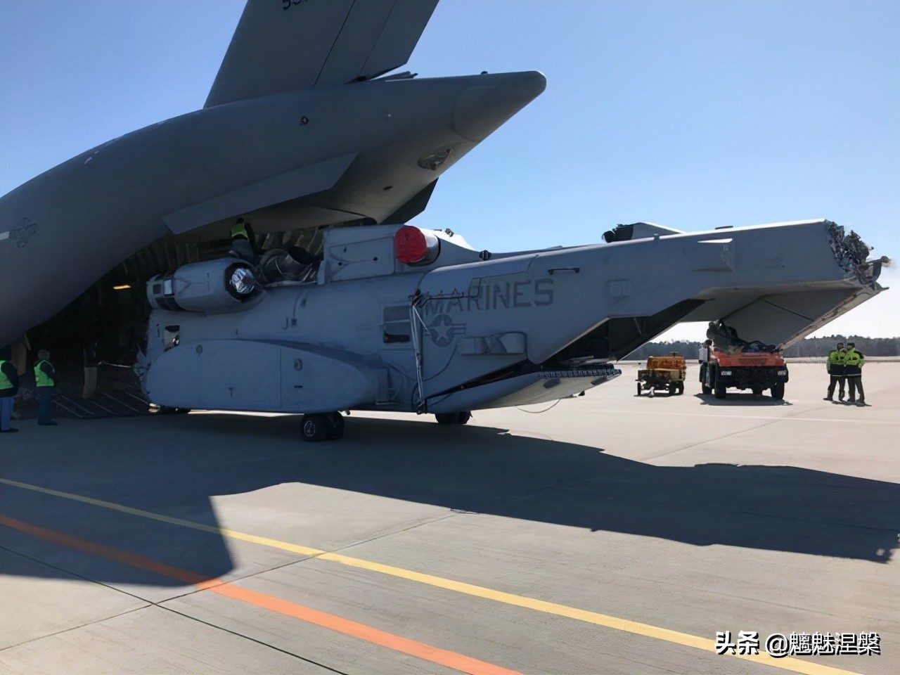 為什么軍用運輸機可以跳傘空投，民航客機打開艙門會從空中解體？