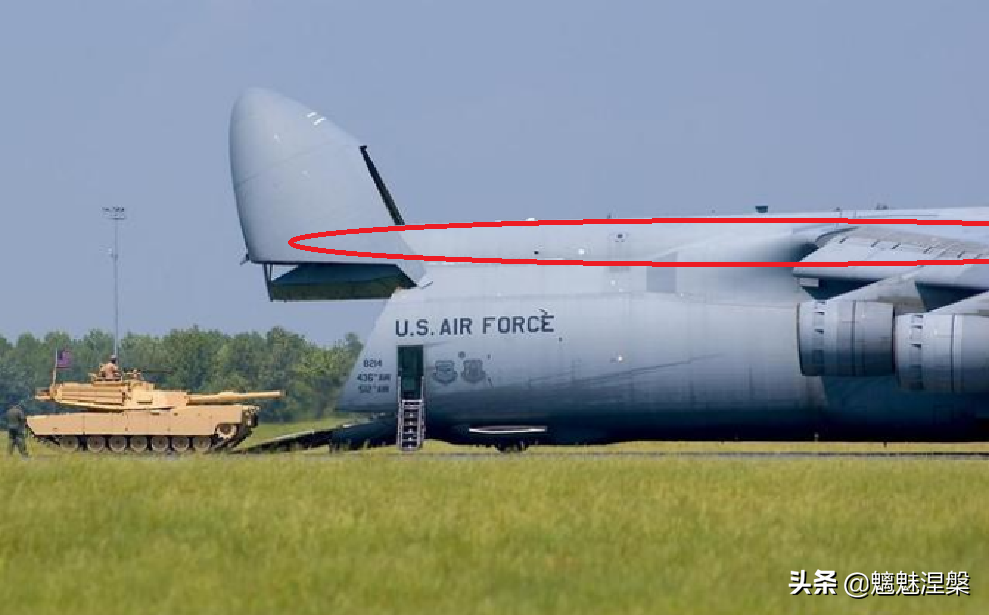 為什么軍用運輸機可以跳傘空投，民航客機打開艙門會從空中解體？