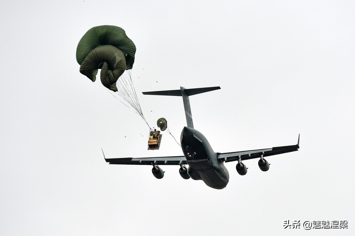 為什么軍用運輸機可以跳傘空投，民航客機打開艙門會從空中解體？