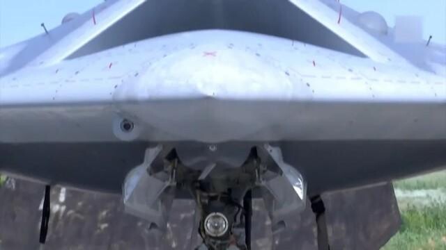 俄版“忠誠僚機”S-70“獵人”無人機（內置彈艙可攜帶2.8噸彈藥）