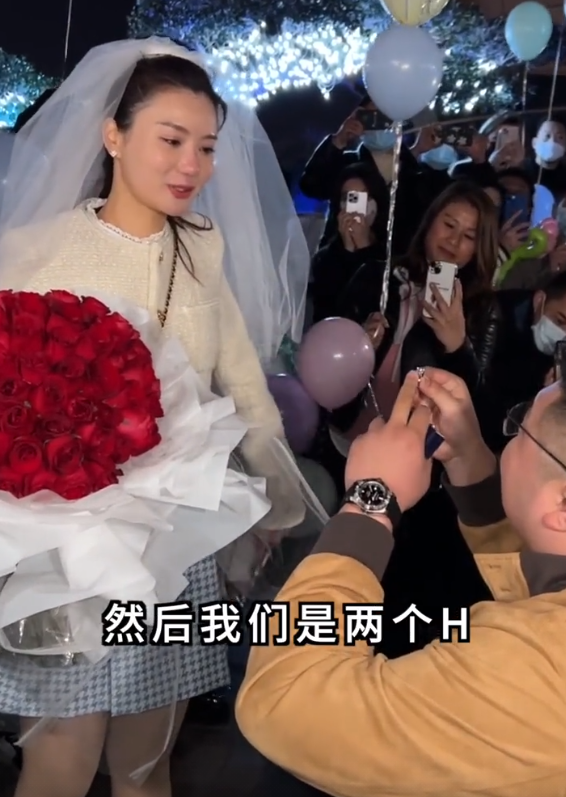 4020W網(wǎng)紅猴哥求婚，上千臺(tái)無人機(jī)表演，求婚戒指價(jià)值百萬