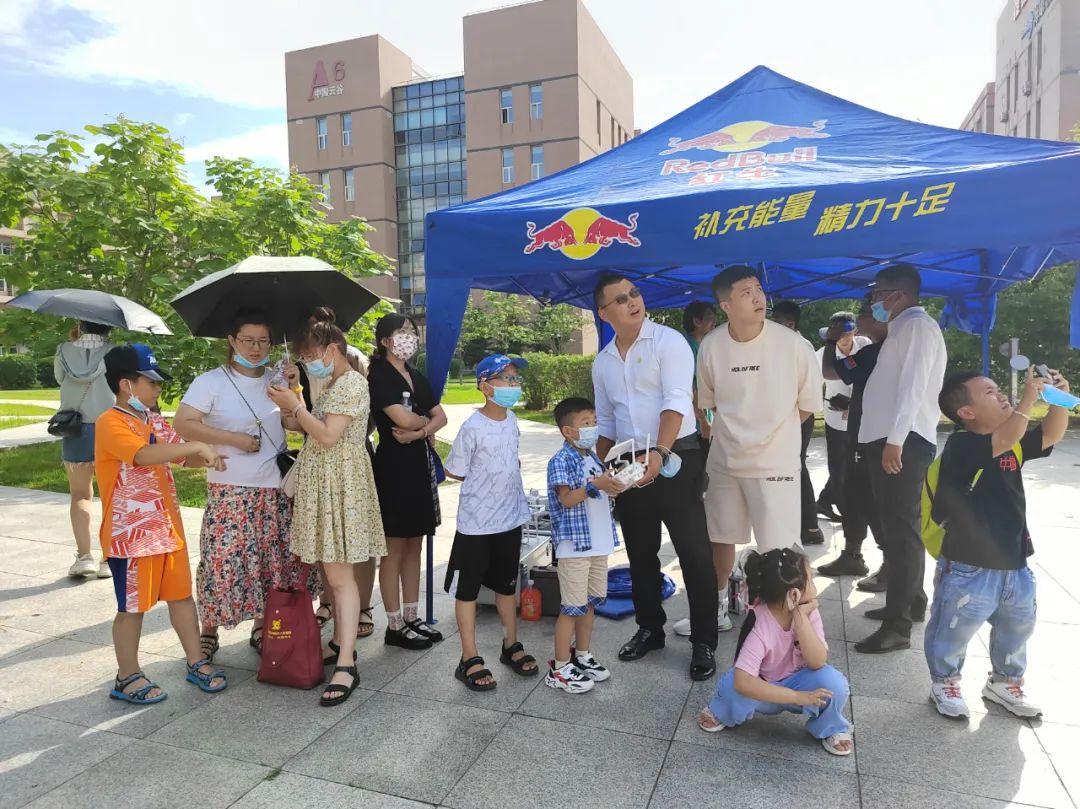 哈爾濱科普體驗行首場活動在神州精英無人機文化教育科普基地舉行